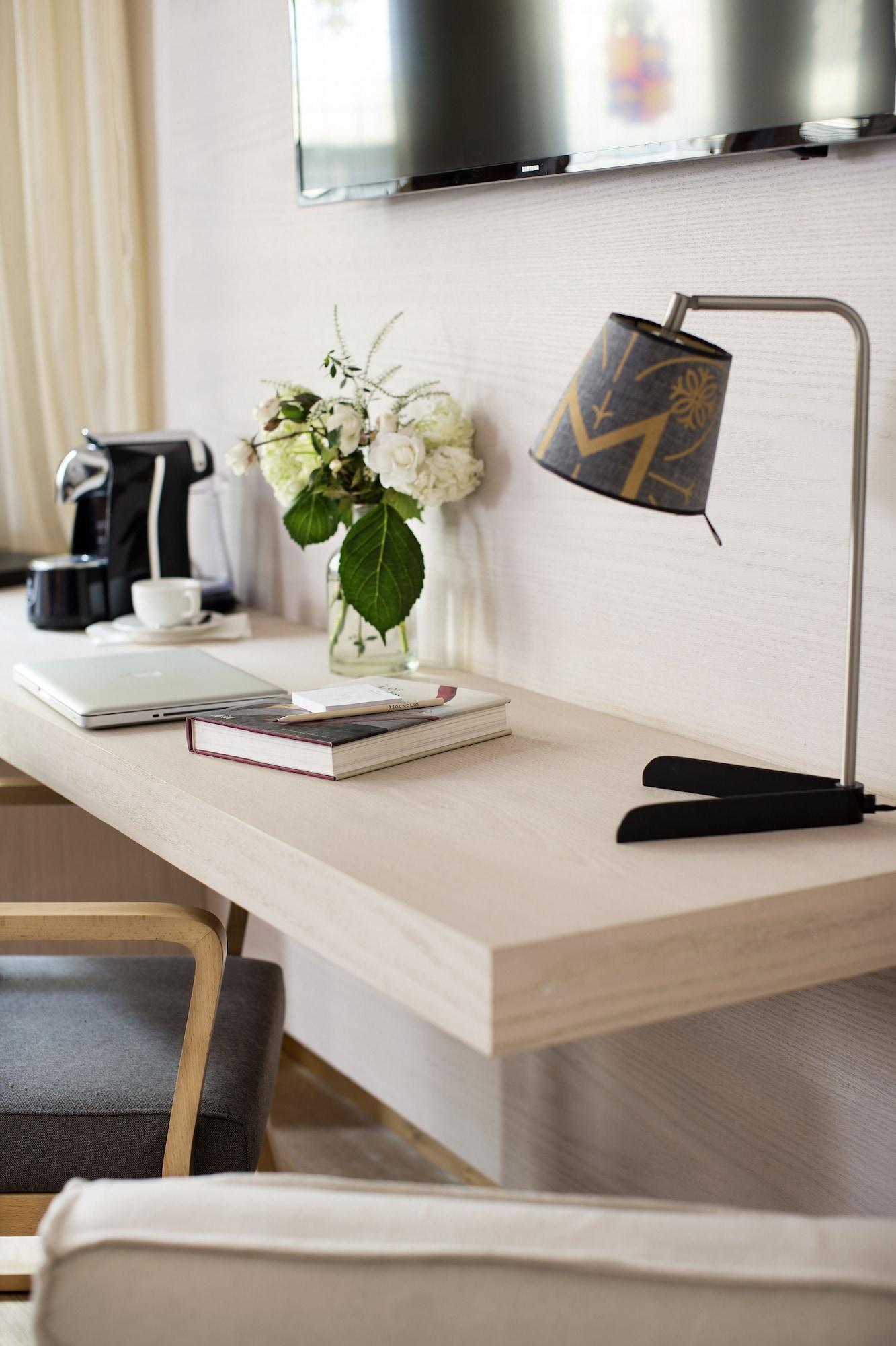 Hotel Magnolia サンティアゴ エクステリア 写真 A table with a white laminate tabletop