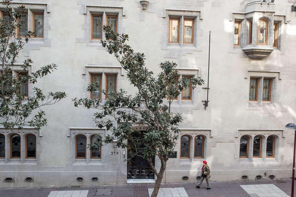 Hotel Magnolia サンティアゴ エクステリア 写真 The house of the Duke of Medinaceli, in Madrid, where the Duke of Medinaceli lived from 1936 to 1972.