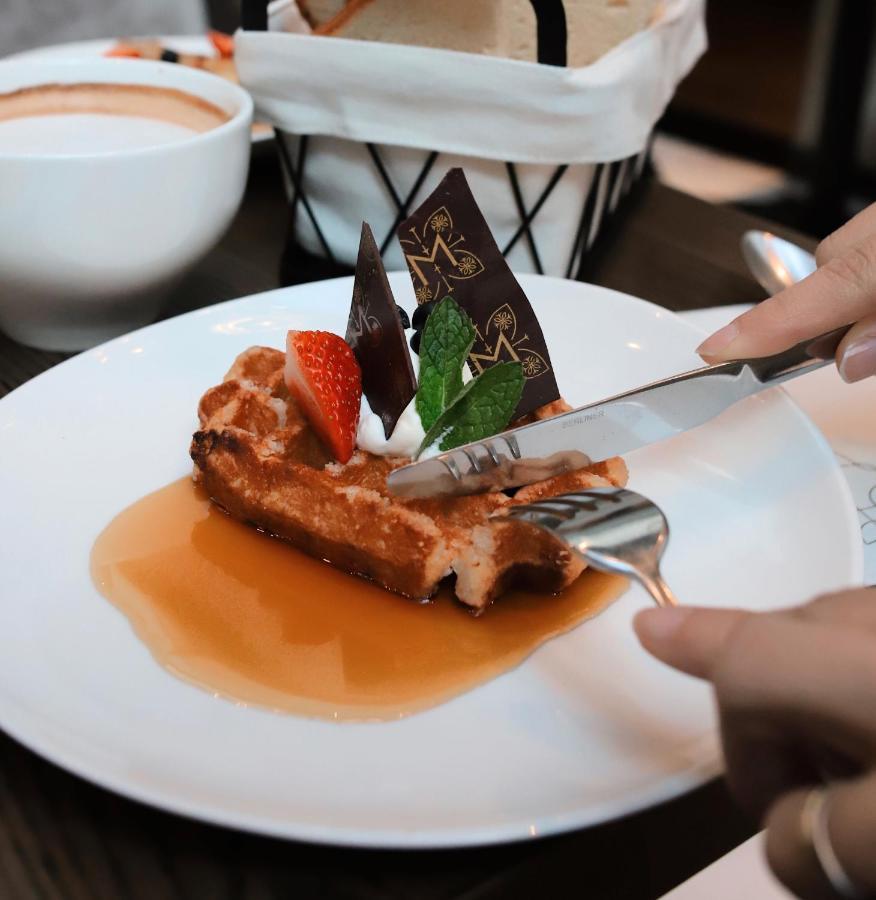 Hotel Magnolia サンティアゴ エクステリア 写真 A dessert being cut with a table knife